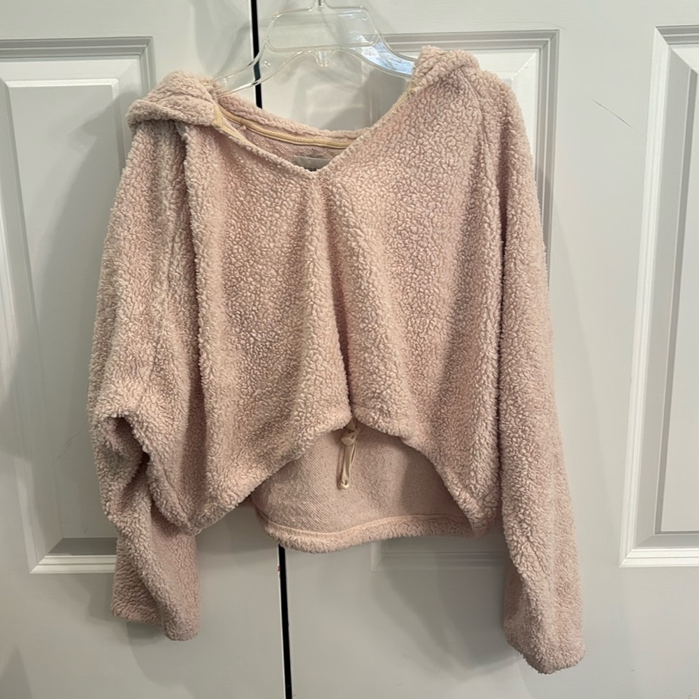 urban outfitters cropped pink sherpa sweatshirt pullover